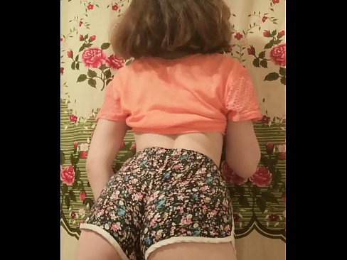 ❤️ Sexig ung babe som strippar av sig sina shorts inför kameran ❌ Porno at us ❌️