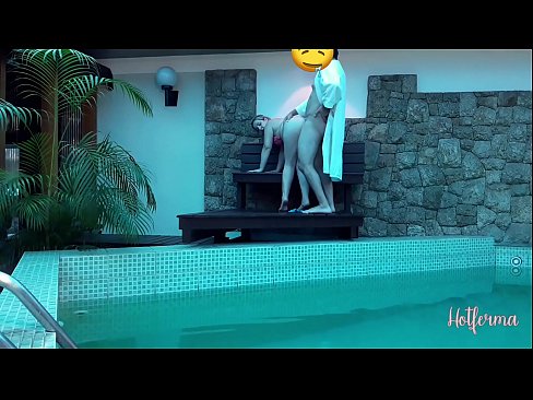 ❤️ Chefen bjuder in tjänsteflickan till poolen, men kunde inte motstå en het ❌ Porno at us ❌️