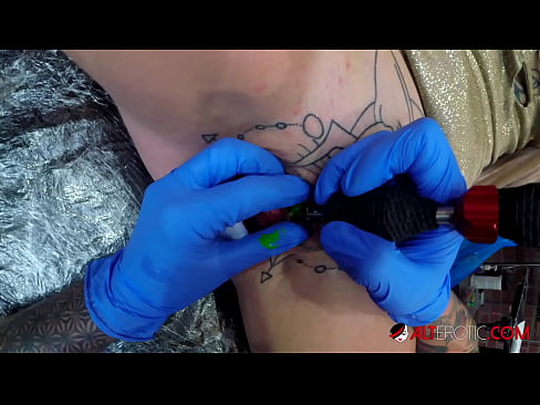 ❤️ Extremt tatuerade snyggingen Sully Savage fick en tatuering på sin klitoris ❌ Porno at us ❌️